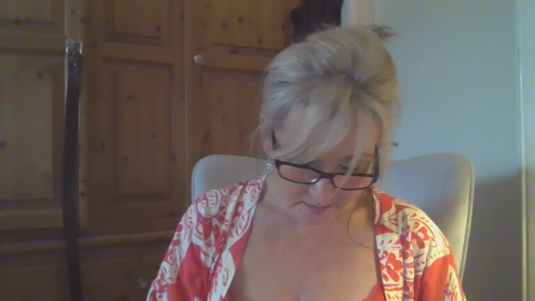 ROXIE34DD's Streamate show and profile