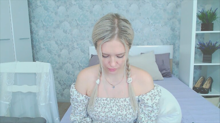 Lindy18's Streamate show and profile